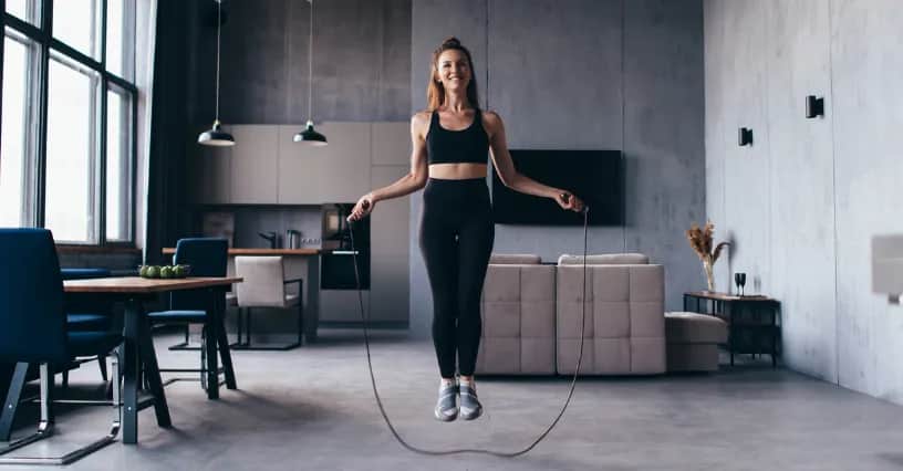 Skakanka czy bieganie: które ćwiczenie lepiej spala kalorie?