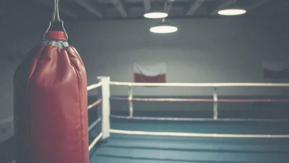 Ile trwa runda w boksie? Odkryj różnice między zawodowym a amatorskim