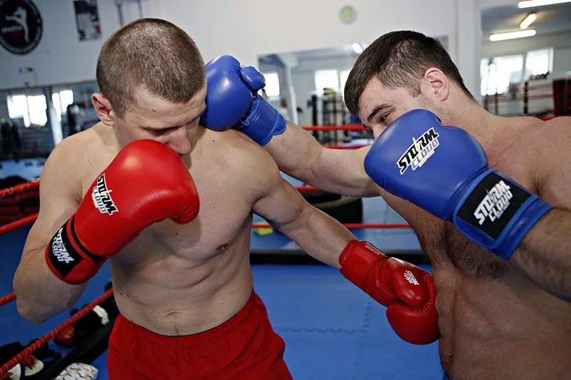 Waga ciężka ile kg? Odkryj limity w boksie i MMA, które zaskakują