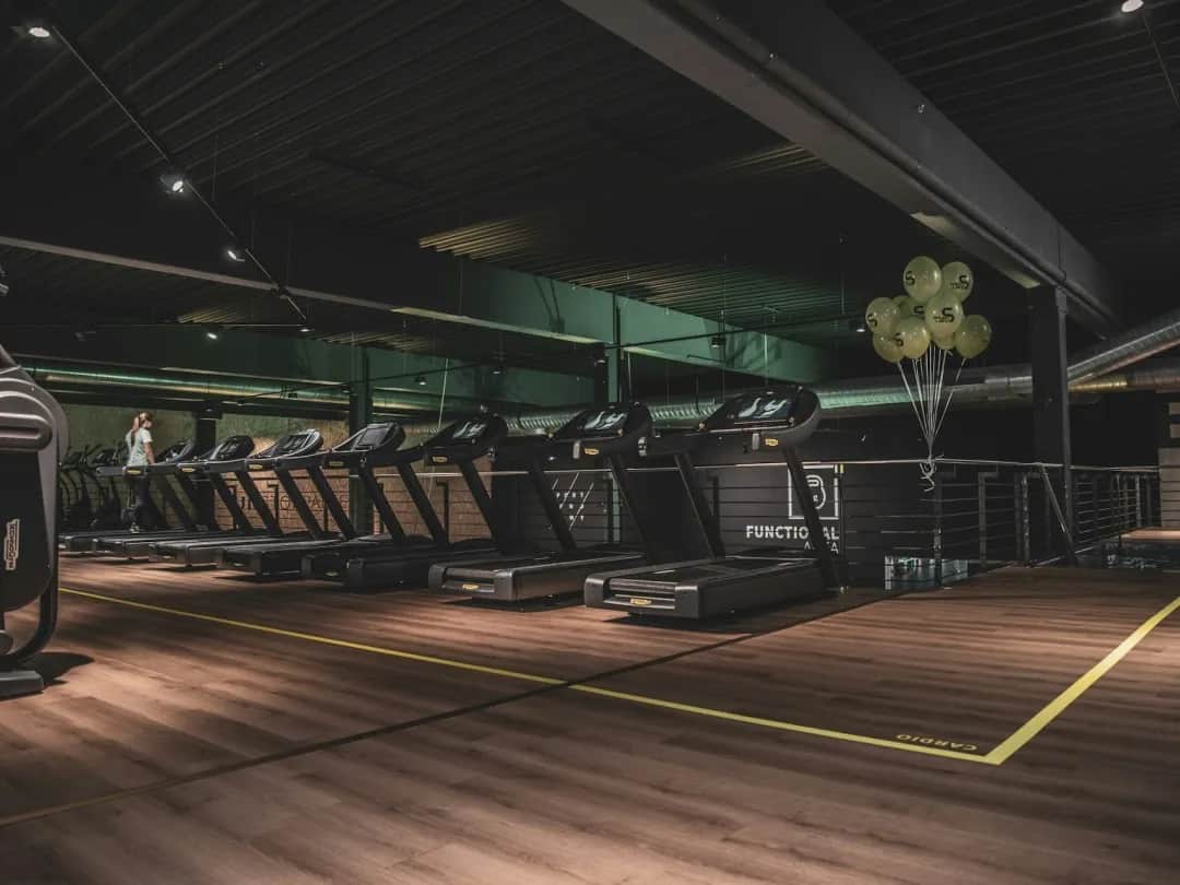 Jak włączyć bieżnię? Proste kroki, aby uniknąć problemów