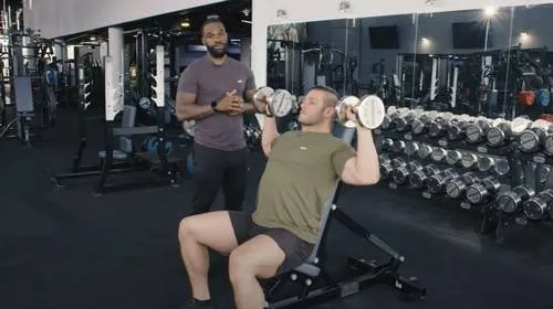 Ile ćwiczeń na barki? Odkryj najlepsze metody i unikanie kontuzji