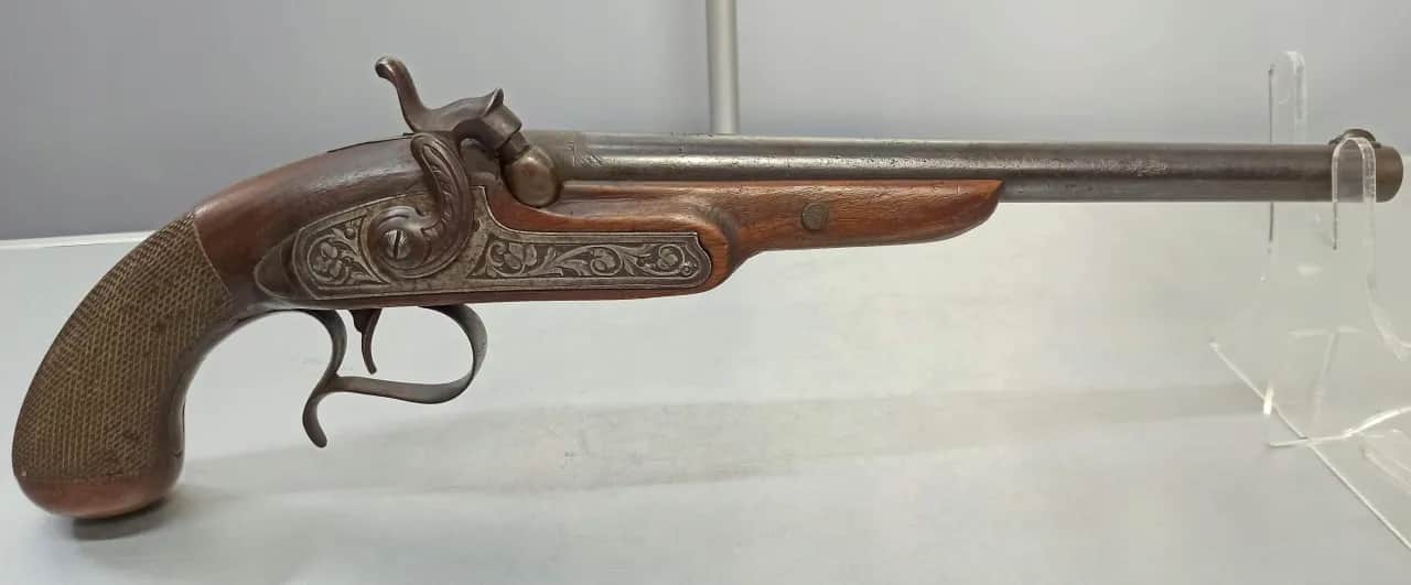 Czy broń czarnoprochowa jest legalna? Poznaj ważne przepisy i ograniczenia