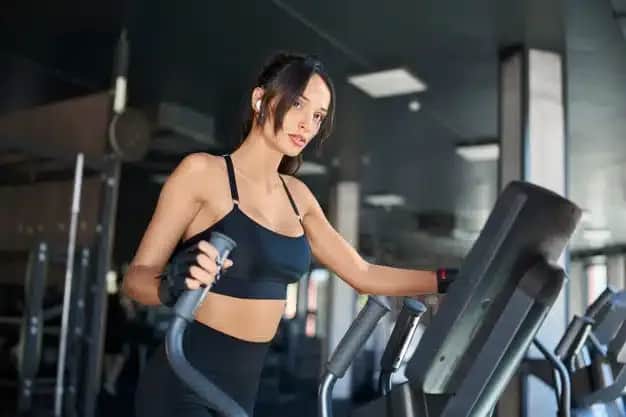 Jak ćwiczyć na orbitreku, by skutecznie spalić tłuszcz na brzuchu