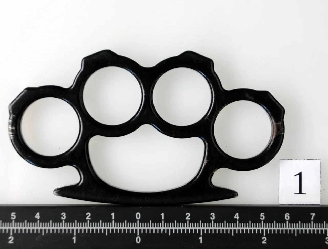 Czy na kastet trzeba mieć pozwolenie? Sprawdź, co grozi za brak zezwolenia